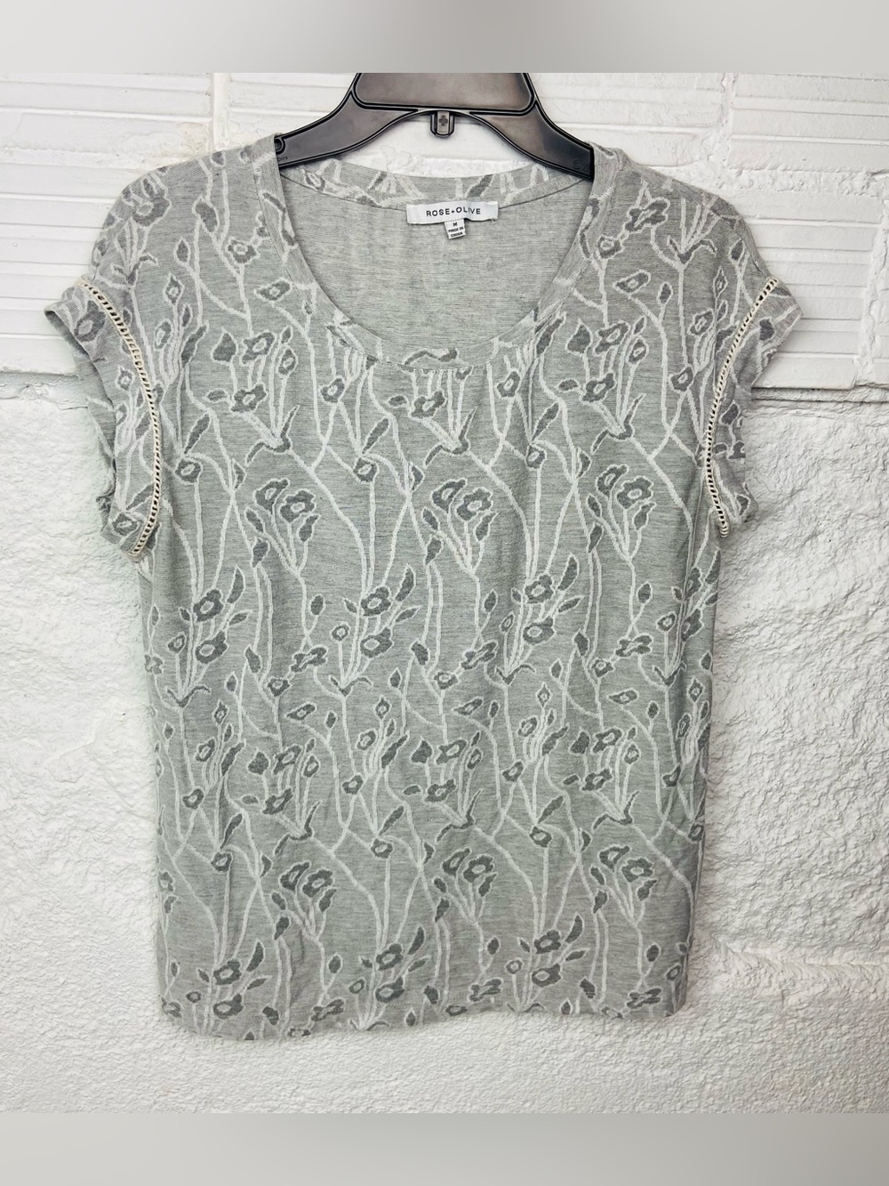 Rose & Olive Women's Light Gray Floral Knit Tee size medium